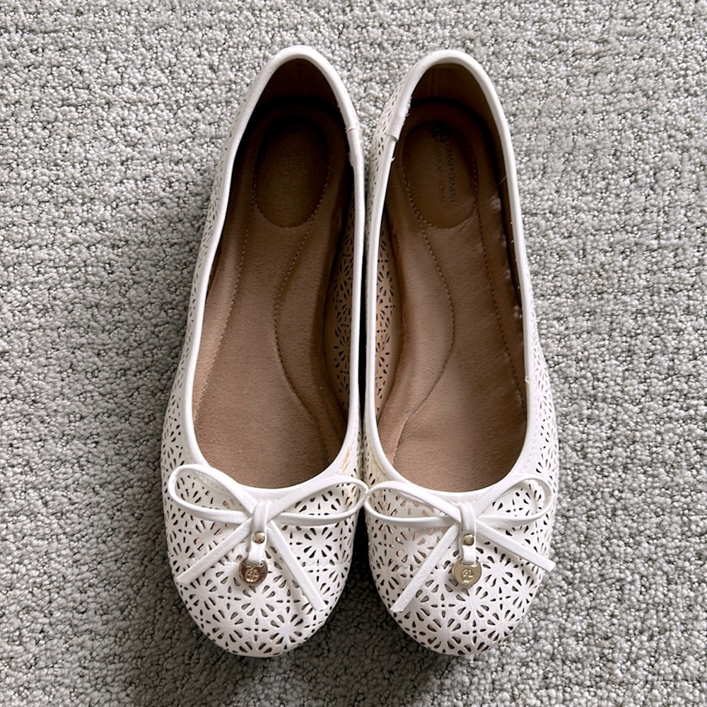 White flat shoes